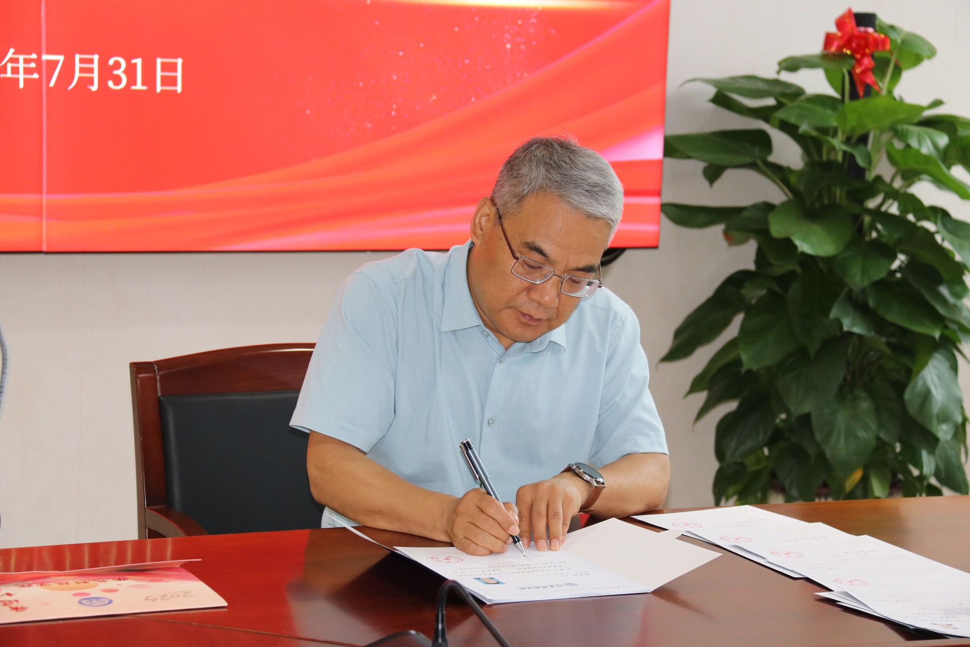 学校签发首批2025级普通本科录取通知书(图1)